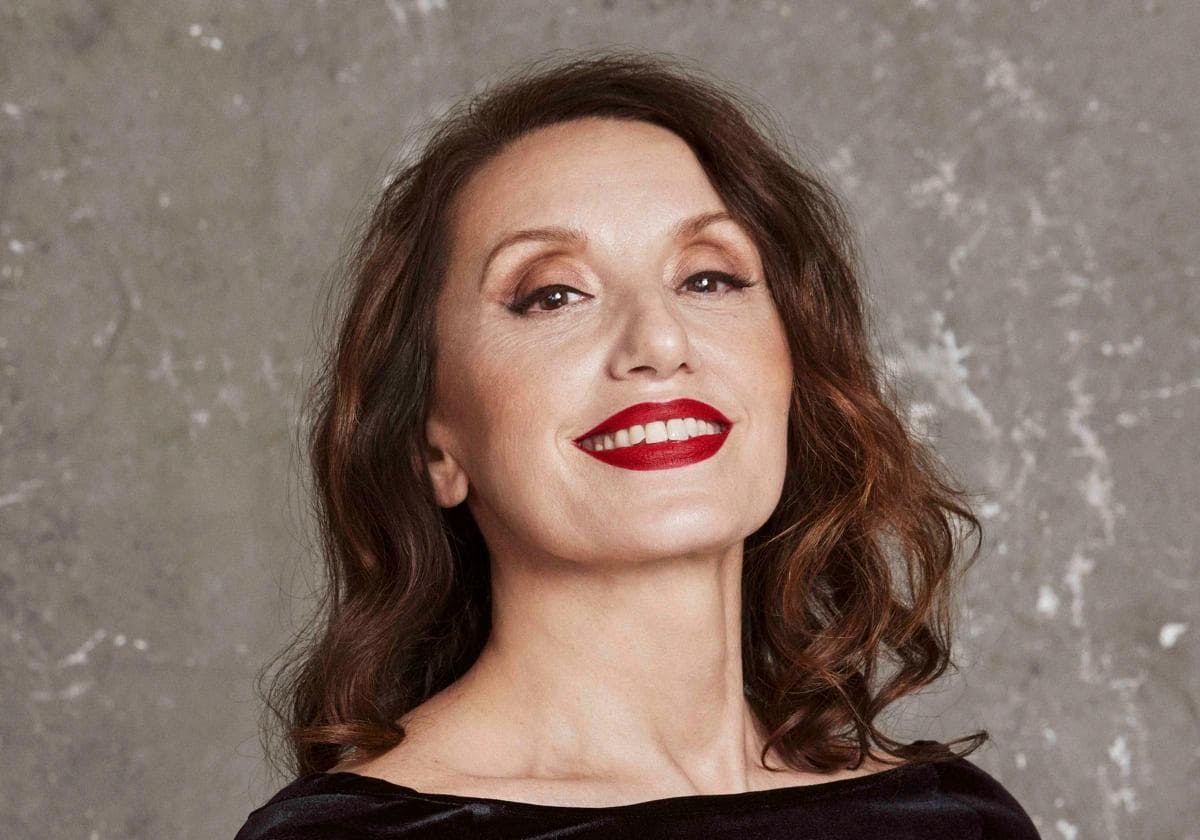LUZ CASAL REGRESA CON 'HOLA, QUÉ TAL' SU CANCIÓN INÉDITA EN CINCO AÑOS