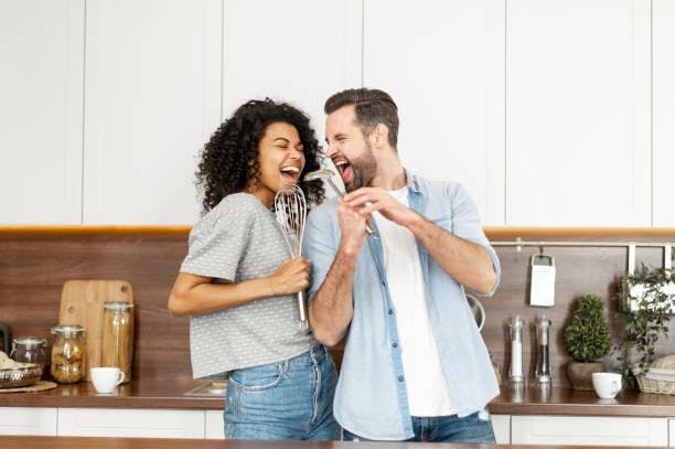 ¿POR QUÉ LA MÚSICA FELIZ NOS PONE FELICES?