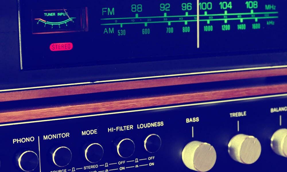 LA IMPORTANCIA DE LA RADIO EN LA CARRERA DE UN ARTISTA: ¿SIGUE SIENDO RELEVANTE?