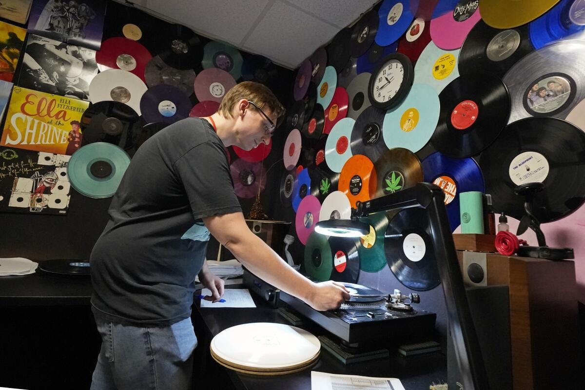 EL REGRESO DEL VINILO: POR QUÉ ESTE FORMATO RETRO SIGUE GANANDO POPULARIDAD