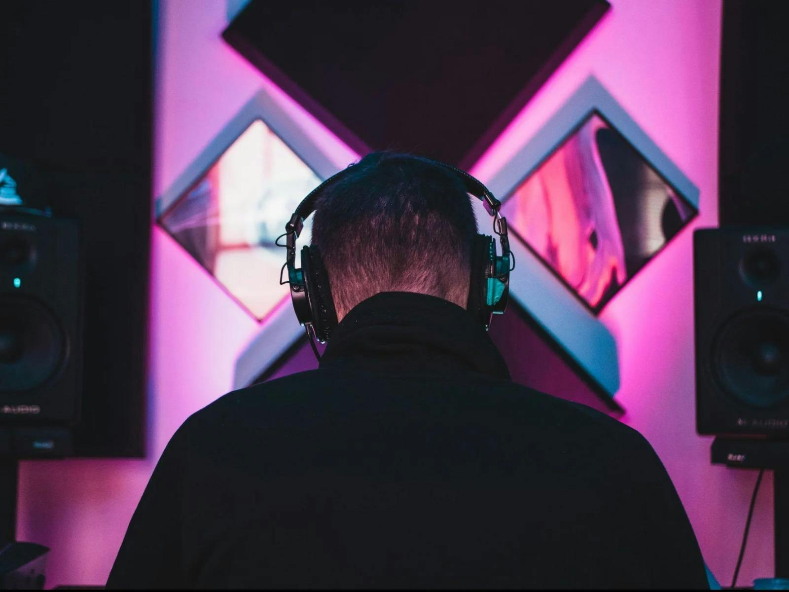 ¿CÓMO NACEN LOS ÉXITOS MUSICALES?