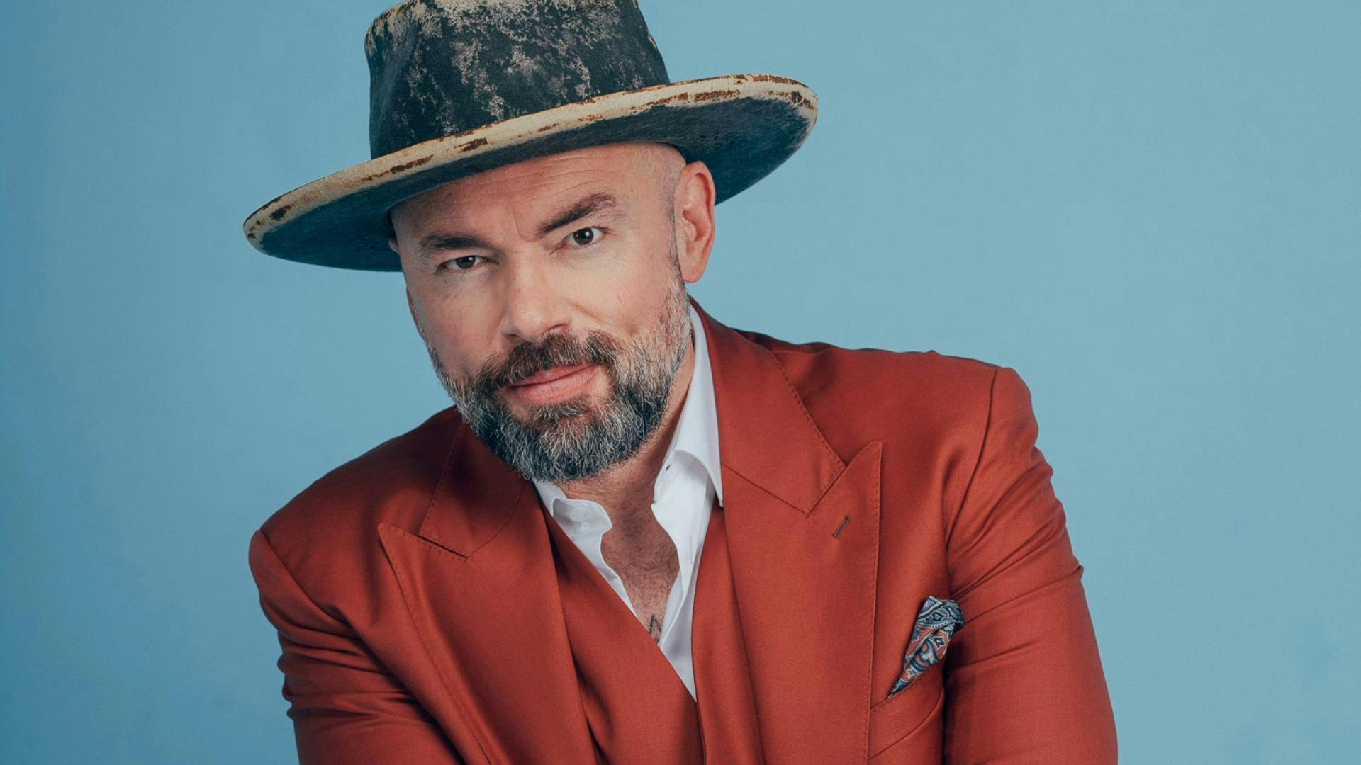 SANTIAGO CRUZ CELEBRA LOS 15 AÑOS DE SU EXITOSO “CRUCE DE CAMINOS” SOBRE EL ESCENARIO