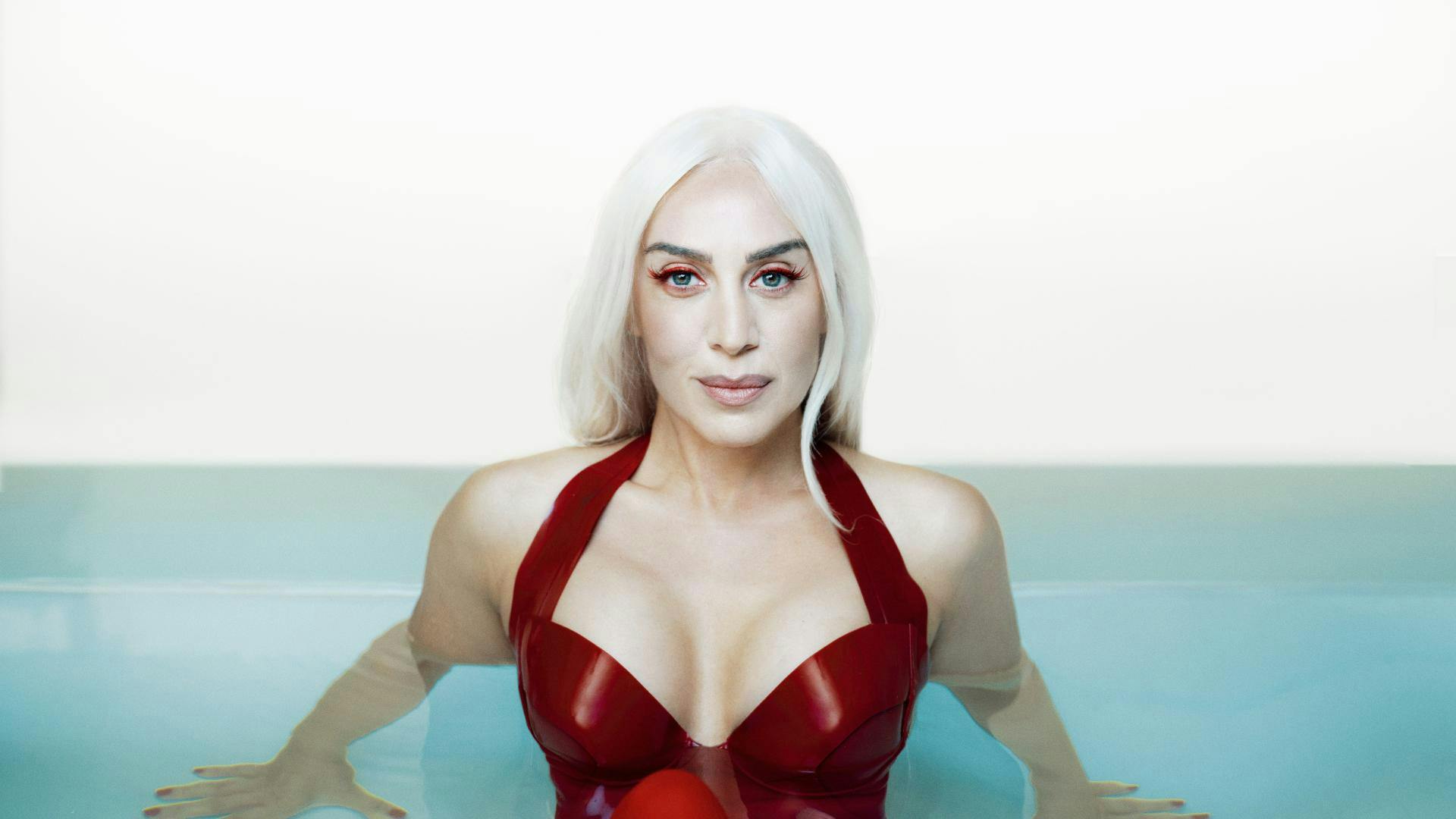 AUTENTICIDAD Y GARRA EN ‘POR UN LIKE’, EL ÚLTIMO SINGLE DE MÓNICA NARANJO ANTES DE SU ‘GREATEST HITS TOUR’