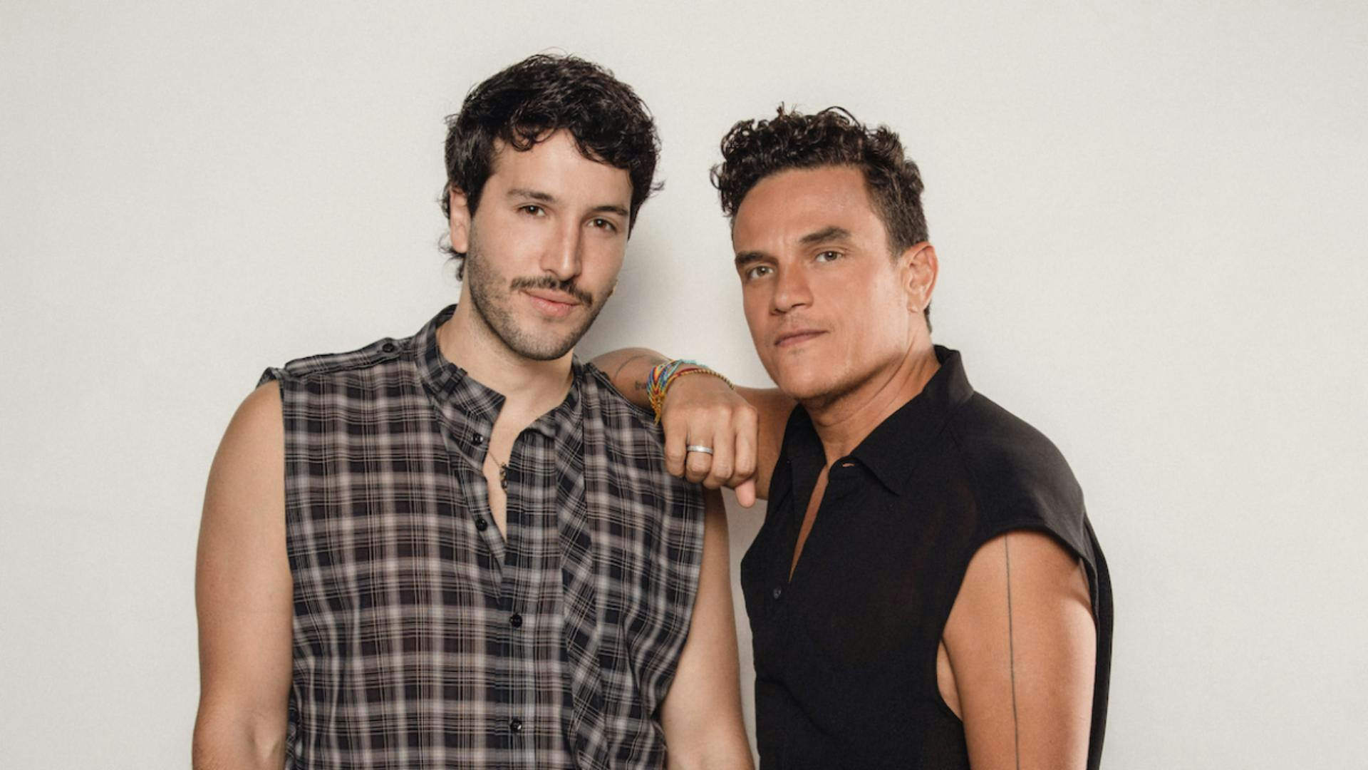 SILVESTRE DANGOND Y SEBASTIÁN YATRA CELEBRAN EL AMOR QUE ENLOQUECE CON LA MEZCLA PERFECTA DE VALLENATO Y POP