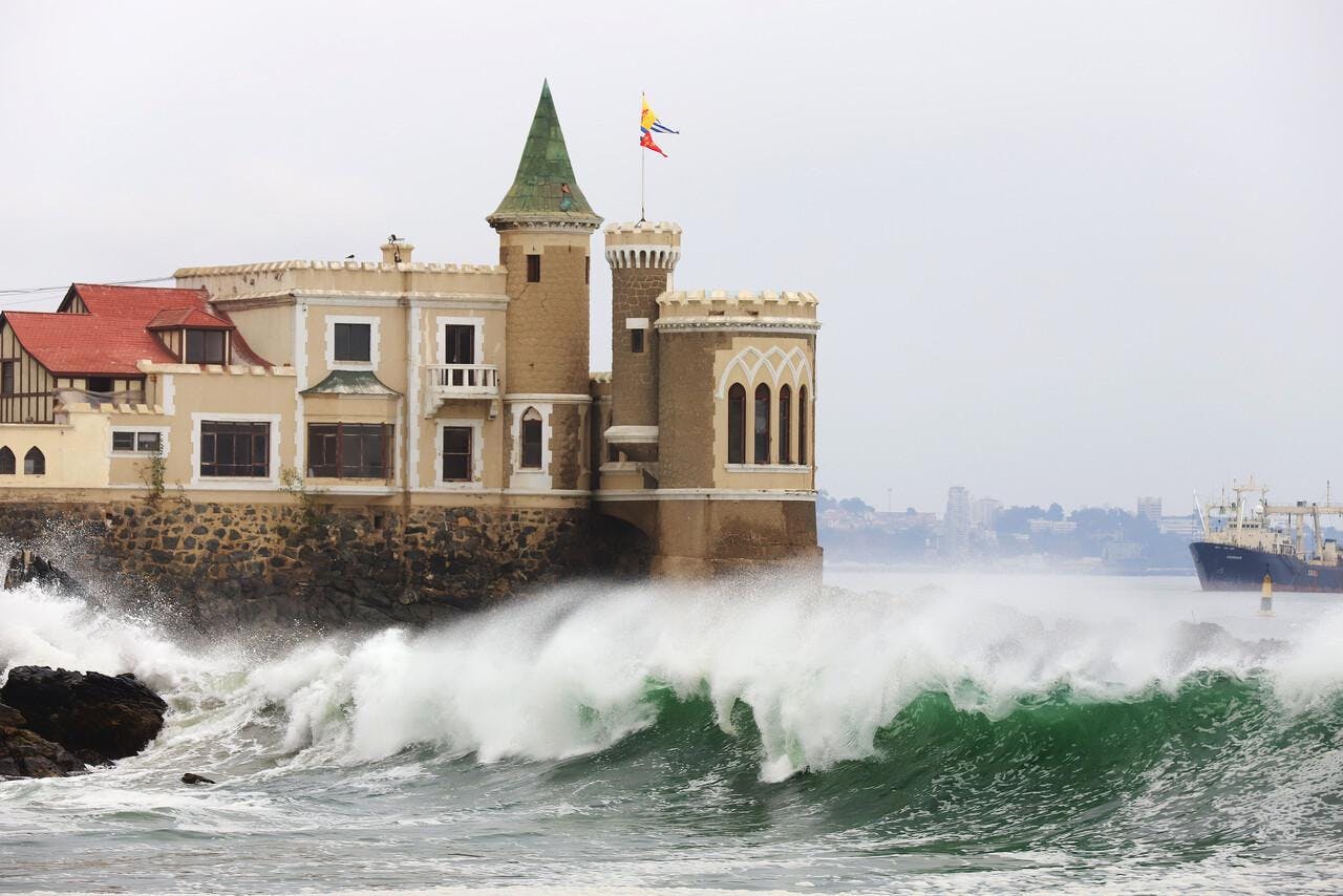 Meteorólogo por marejadas anormales: “Sacarse fotos en la costa es peligroso, el golpe de una ola puede ser enorme”