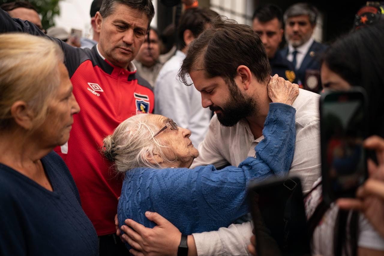 Callís y Gobierno ante emergencia: El exceso de abrazos fragiliza a la autoridad, porque las personas quieren mando