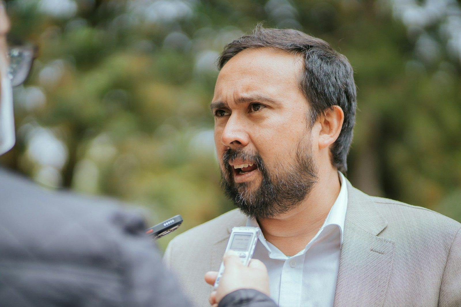 Gobernador de la Región de Ñuble por la reconstrucción tras los incendios: “Hemos podido llegar más rápidamente a soluciones que el gobierno central”