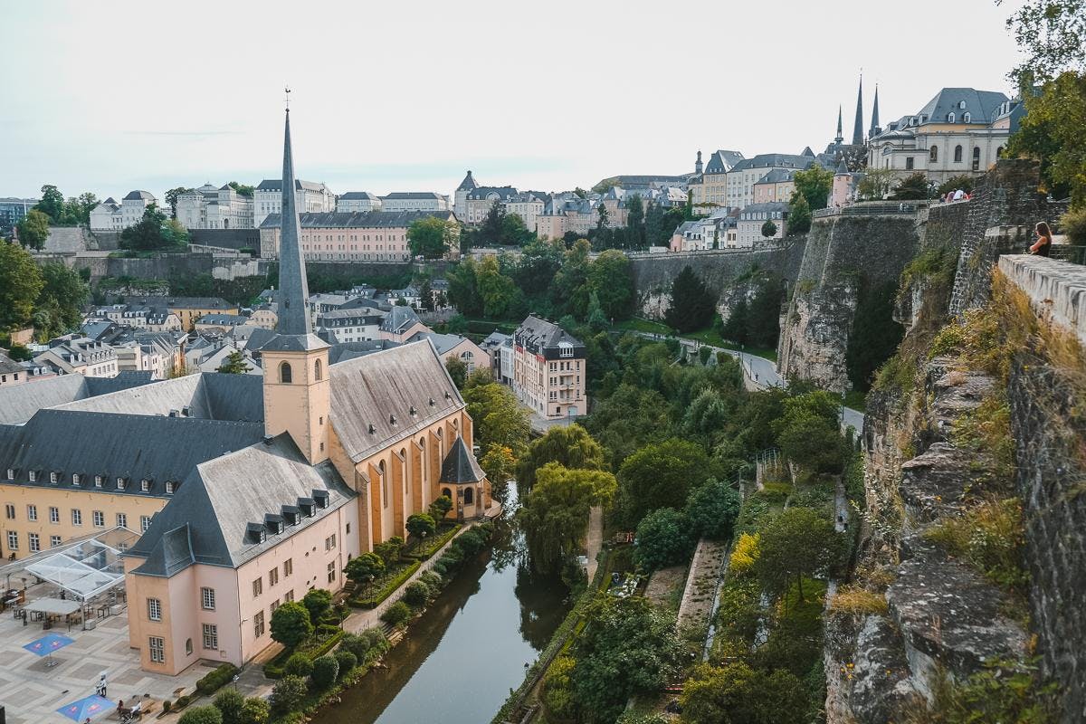 Destino perfecto para los amantes de la historia y la naturaleza: Conoce sobre Luxemburgo en Fila C Podcast