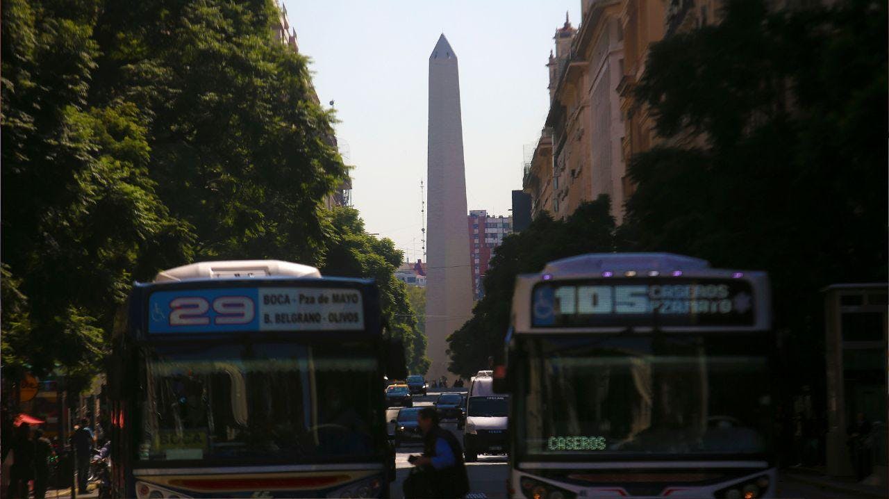 Académico UC por dólar blue: El gobierno va a tener que devaluar el valor oficial, se está quedando sin dólares para vender, no tiene reservas