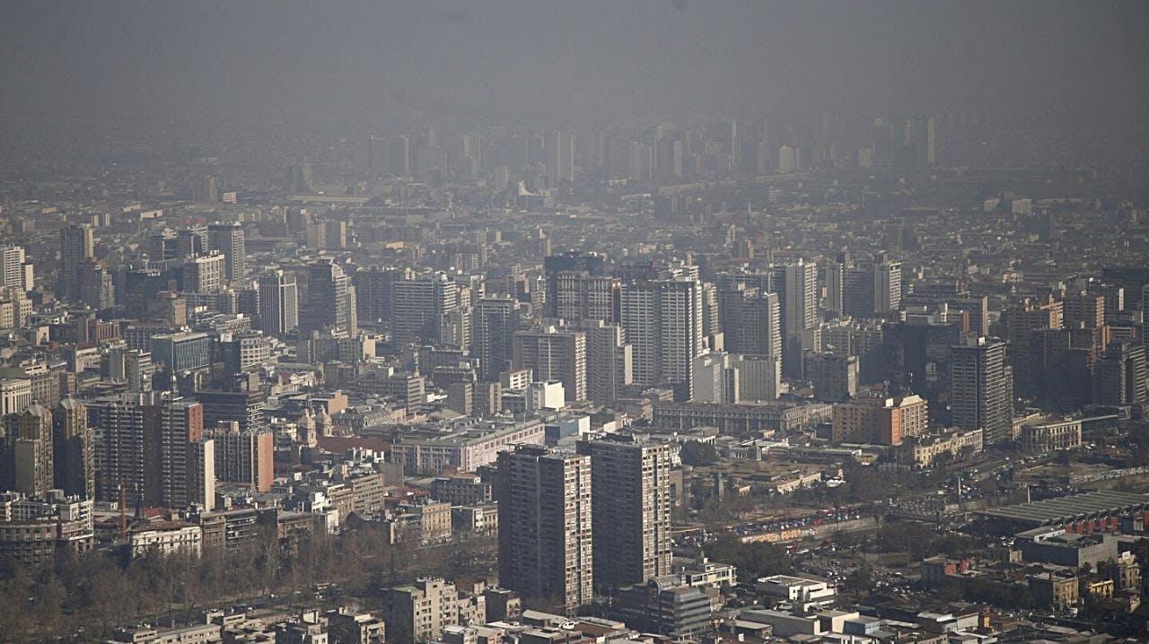 Académico CEDEUS por primera alerta ambiental para la R.M.: “Hay una tendencia general a la reducción de la contaminación atmosférica en las ciudades de Chile”