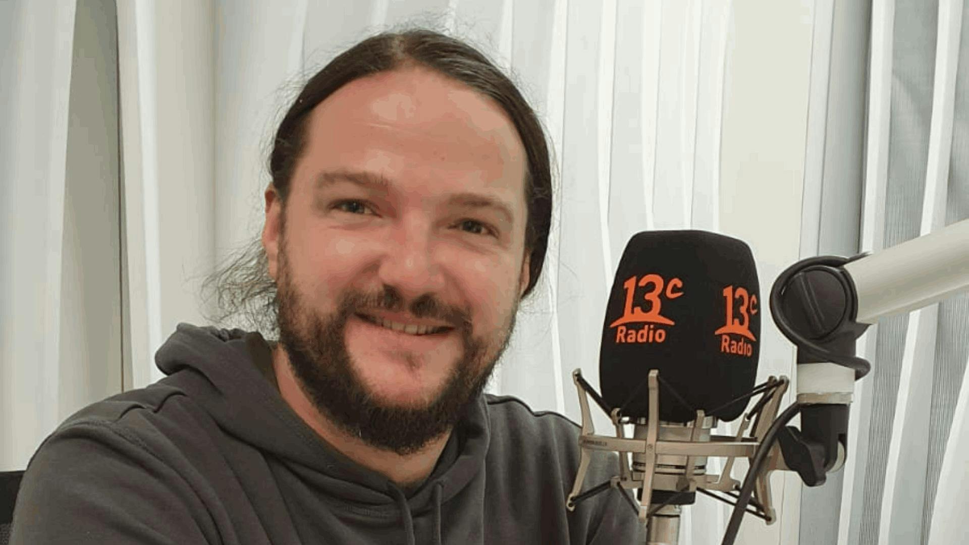 Nano Stern: Mi interés va por la música de raíz, no por algún u otro lugar
