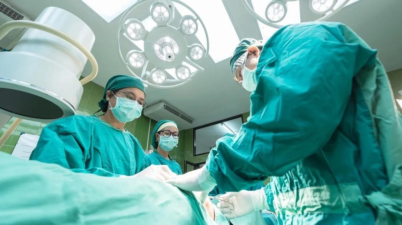 Sociedad Chilena de Cirugía Plástica por profesionales no certificados: “La cirugía estética es muy atractiva y muchos quieren dedicarse a eso, sin tener una formación completa, que toma varios años”
