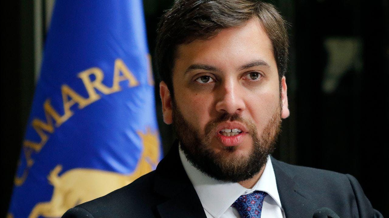 Diputado Soto defiende a ministro Montes: Él es una víctima de quienes se aprovecharon de las falencias institucionales