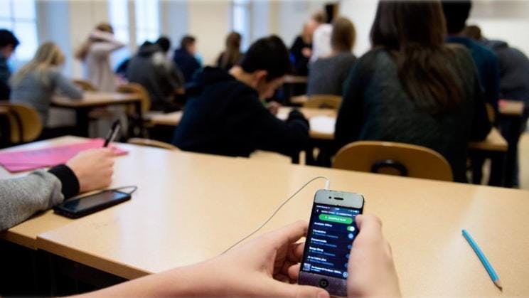 Celulares en la sala de clase: ¿Cuáles son las verdaderas consecuencias?