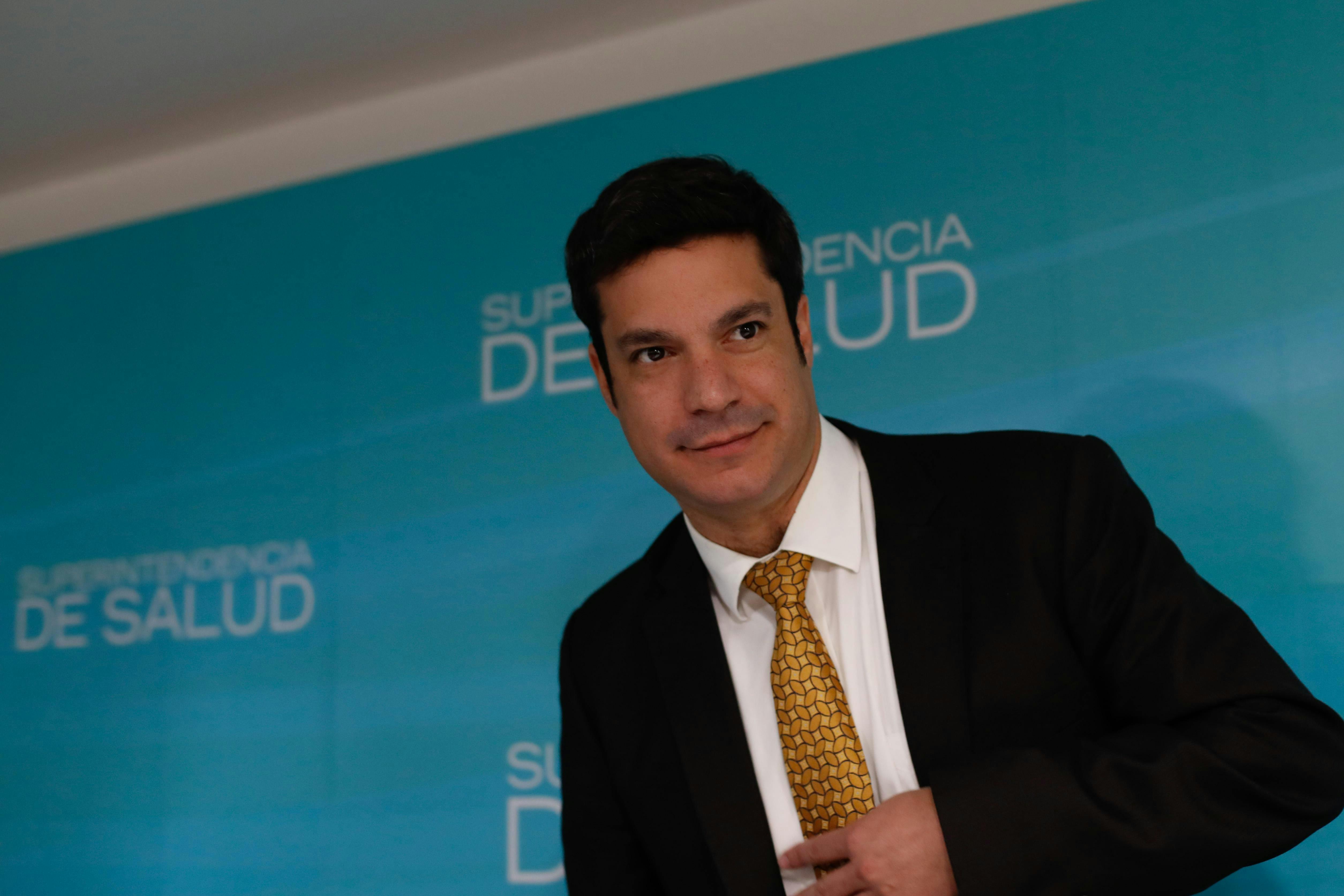 Ex superintendente Sebastián Pavlovic por crisis de las isapres: “El Gobierno decidió pagar los costos de tratar de evitar que el sistema colapse proponiendo una medida que es difícil que lo logre”