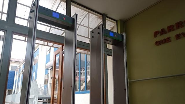 Ministro de Educación por detector de metales en colegio de Valparaíso: "puede ser una medida que puede ser desproporcionada"