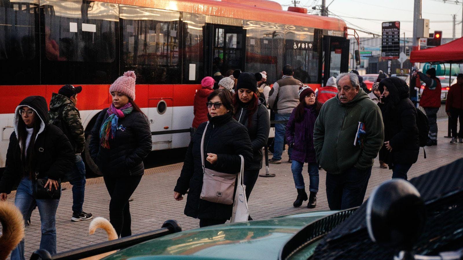 Académico del CEDEUS por Encuesta de Movilidad de Santiago 2024: “La cantidad de viajes en automóvil empiezan a bajar en favor de una movilidad más sustentable”