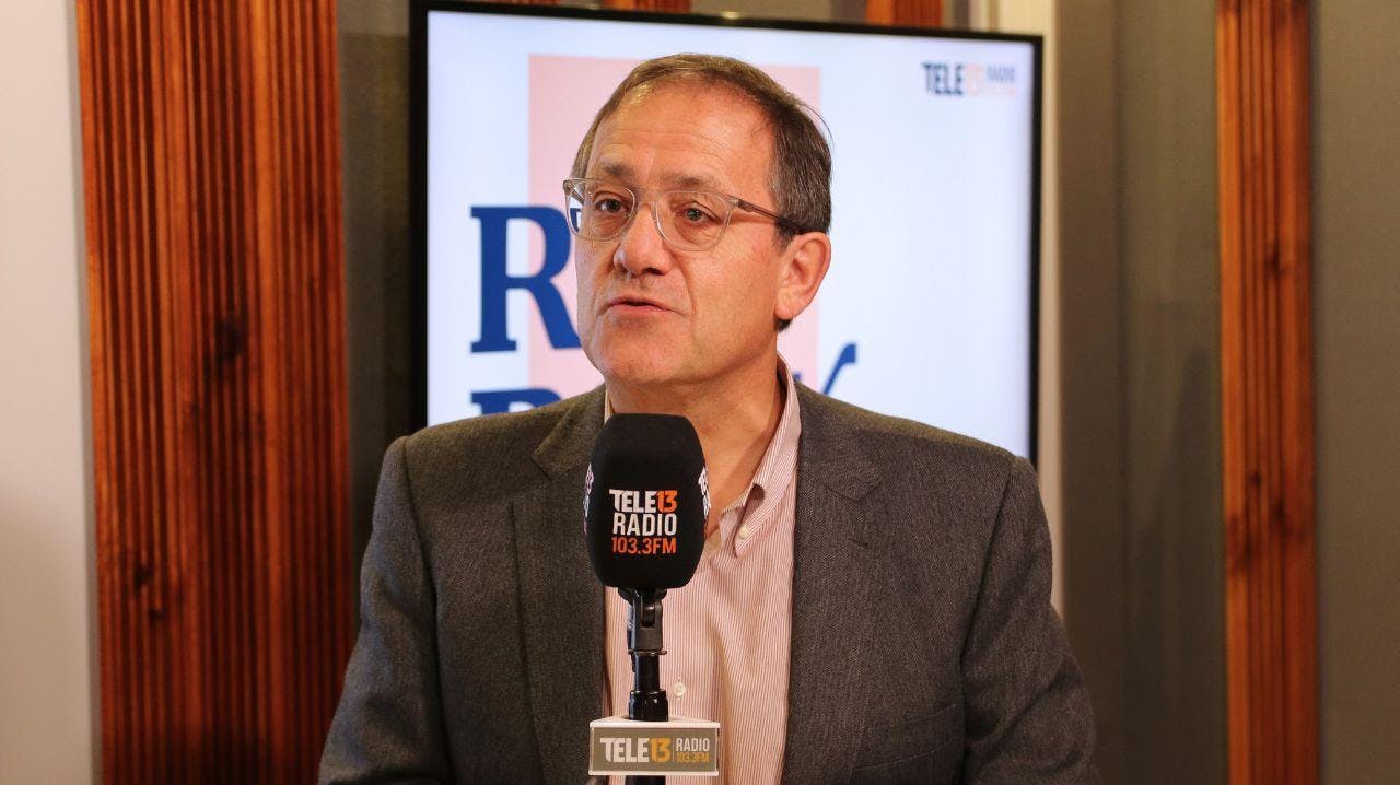 Académico Gobierno UC por uso de celulares en colegios: “El teléfono y la interacción en redes sociales, sobre todo en las niñas, produce un efecto muy dañino”