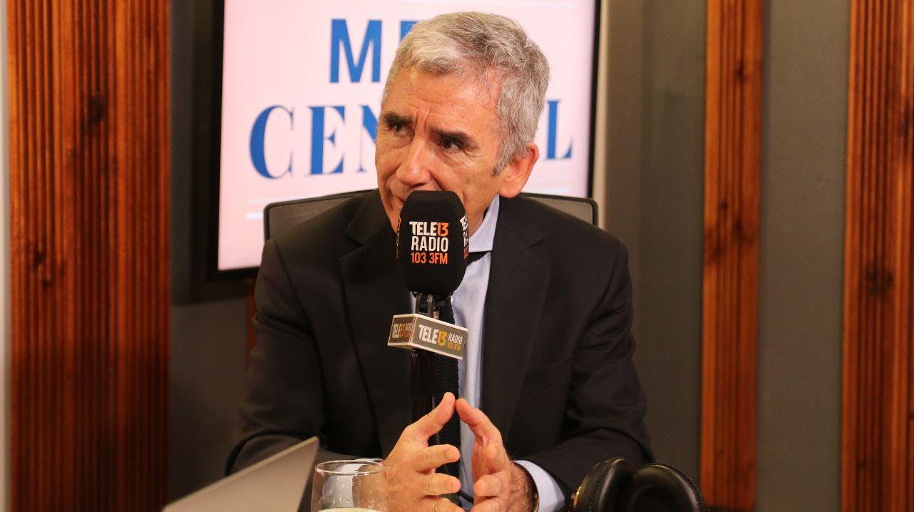 Carlos Peña por los cinco años del estallido social: “No se explica que el país, que rechazó el modelo neoliberal, este a punto de escoger otro presidente de derecha”
