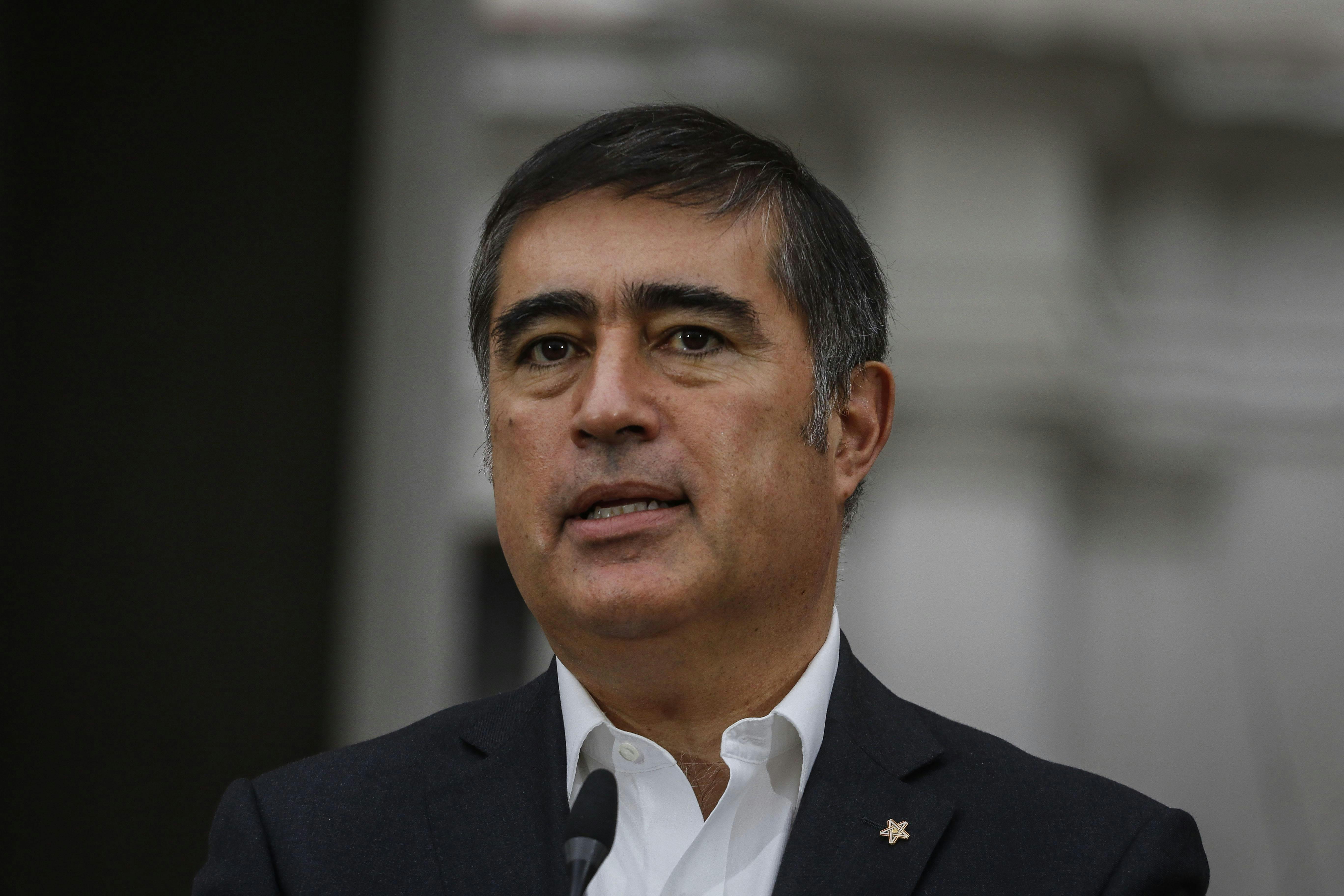 Alcalde de Santiago por el retiro de banderas mapuche y LGBT del frontis de la municipio: “Era una discriminación arbitraria”