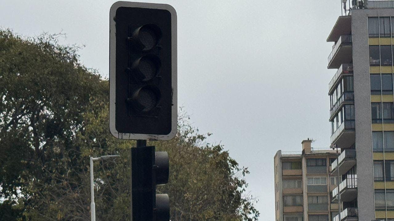 Académico de la U. de Chile por masivo corte de luz: “Una línea muy importante del sistema de transmisión de Chile falló”