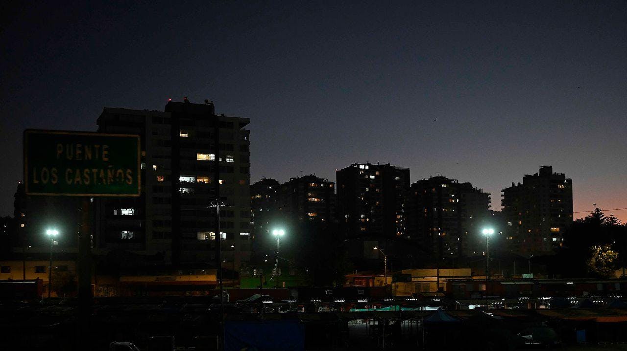 Transmisoras de Chile por apagón: "Las fallas están contempladas. Debieran pasar muy poco, pero no con la magnitud que tuvo"