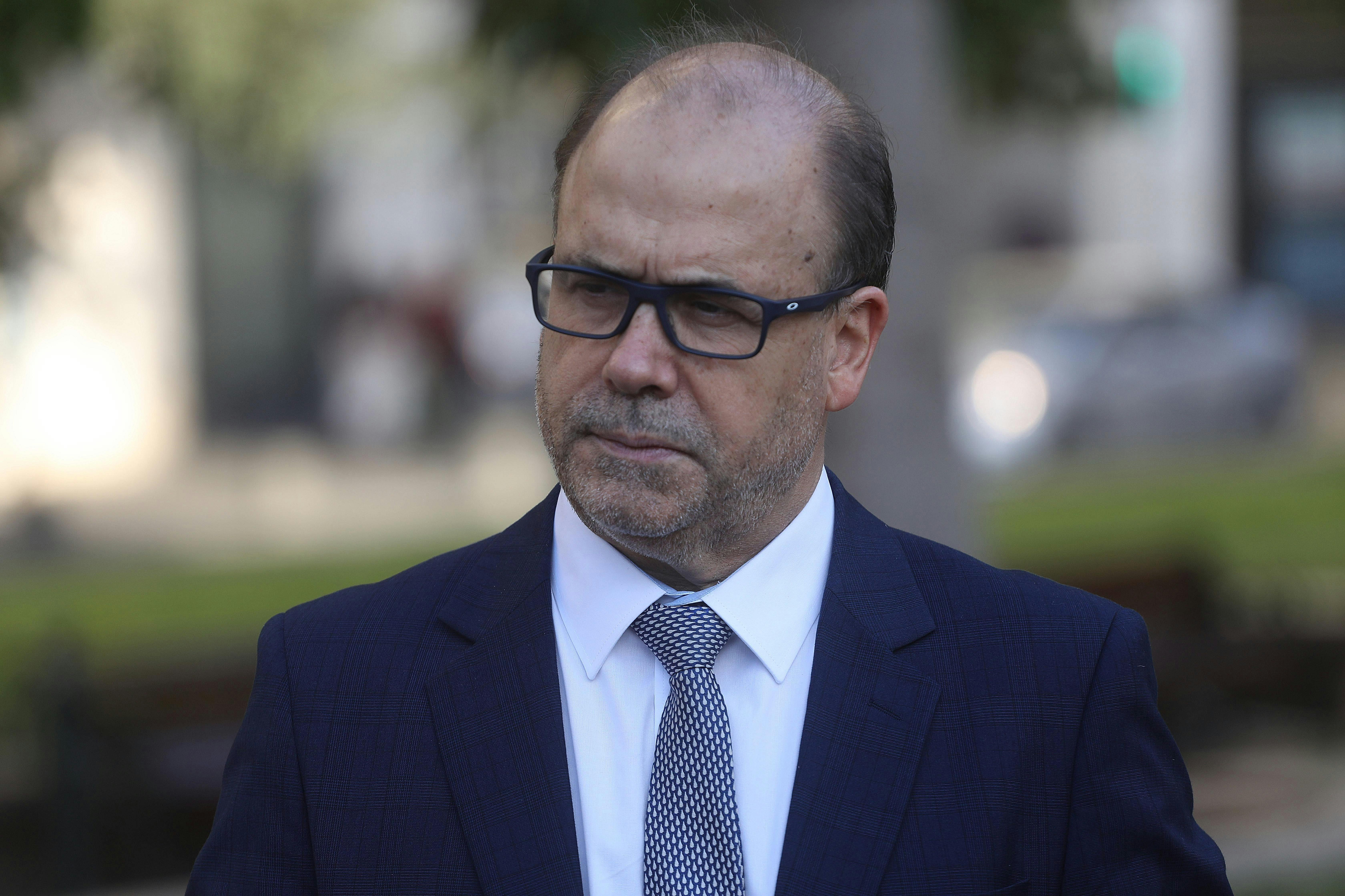 Alberto Undurraga inscribe su candidatura presidencial: “Hay que disputar el centro, no atrincherarse en el gobierno”
