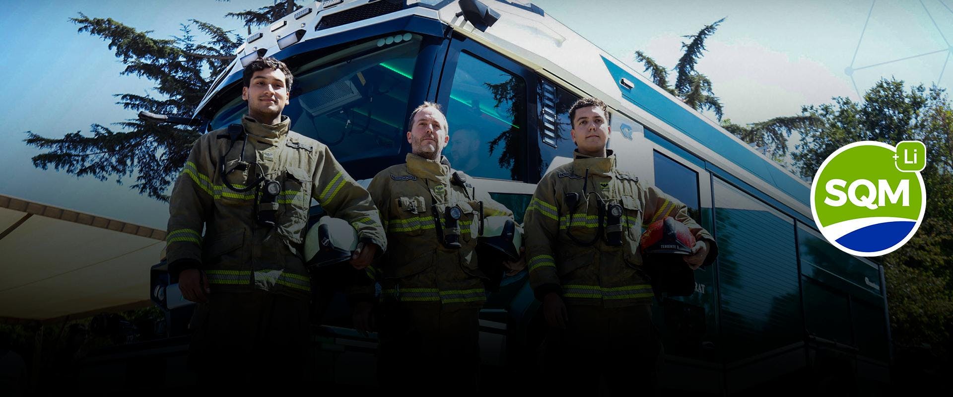 Bomberos de Santiago presentó su primer carro bomba eléctrico ante autoridades de Gobierno
