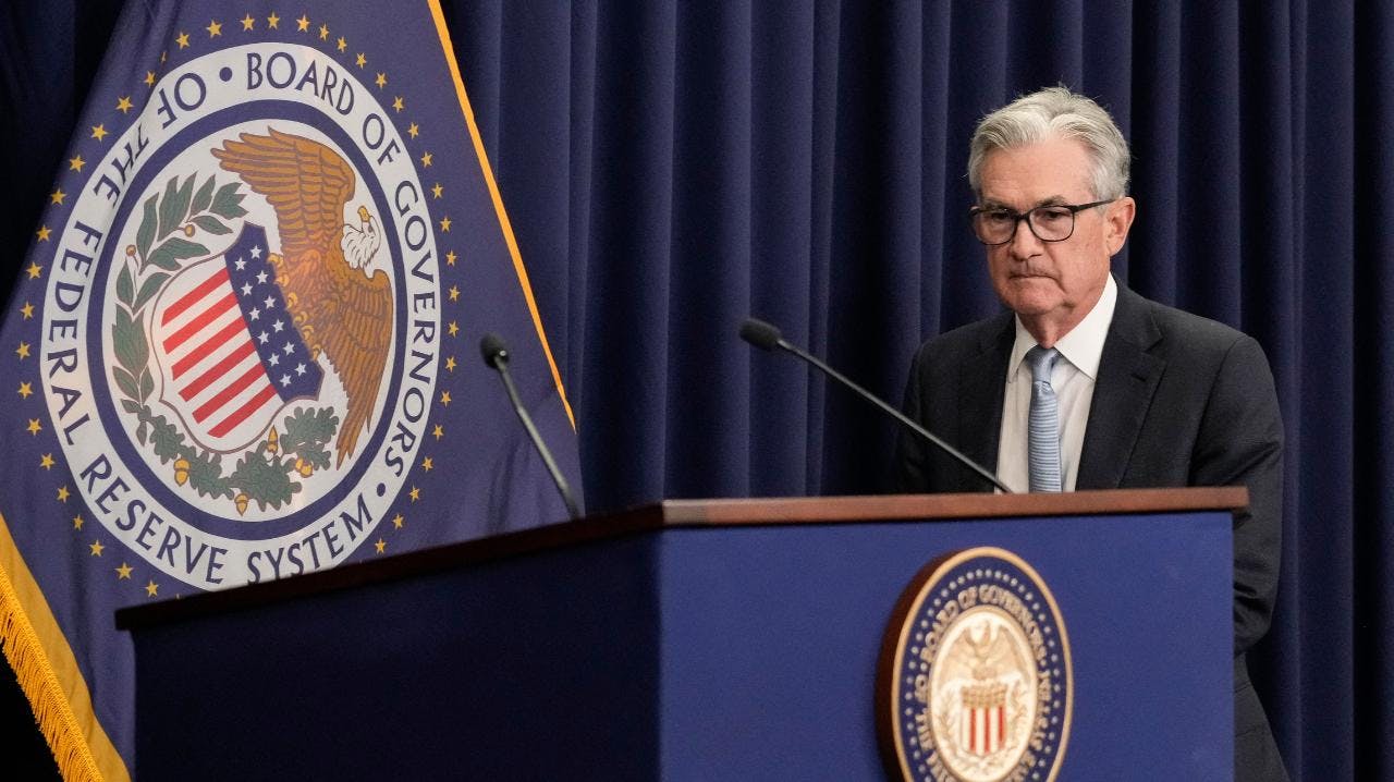 El valor récord del oro por los ataques de Donald Trump contra el presidente de la FED