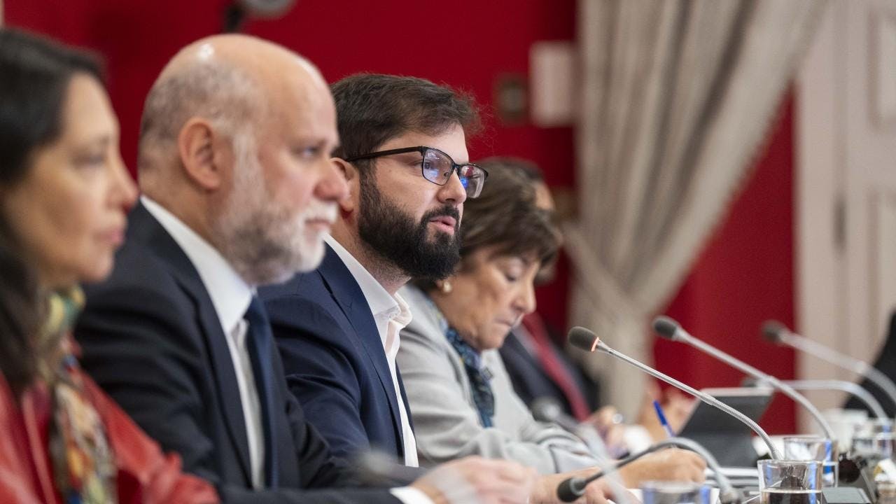 Caso ProCultura: Presidente Boric marca distancia con el FA y defiende rol de instituciones