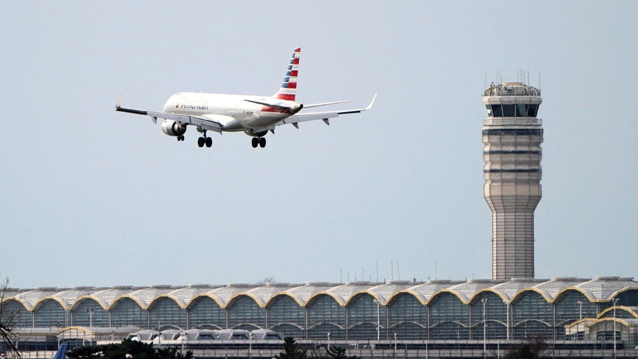EE.UU. realiza deportación de 44 chilenos irregulares: avión aterriza este jueves