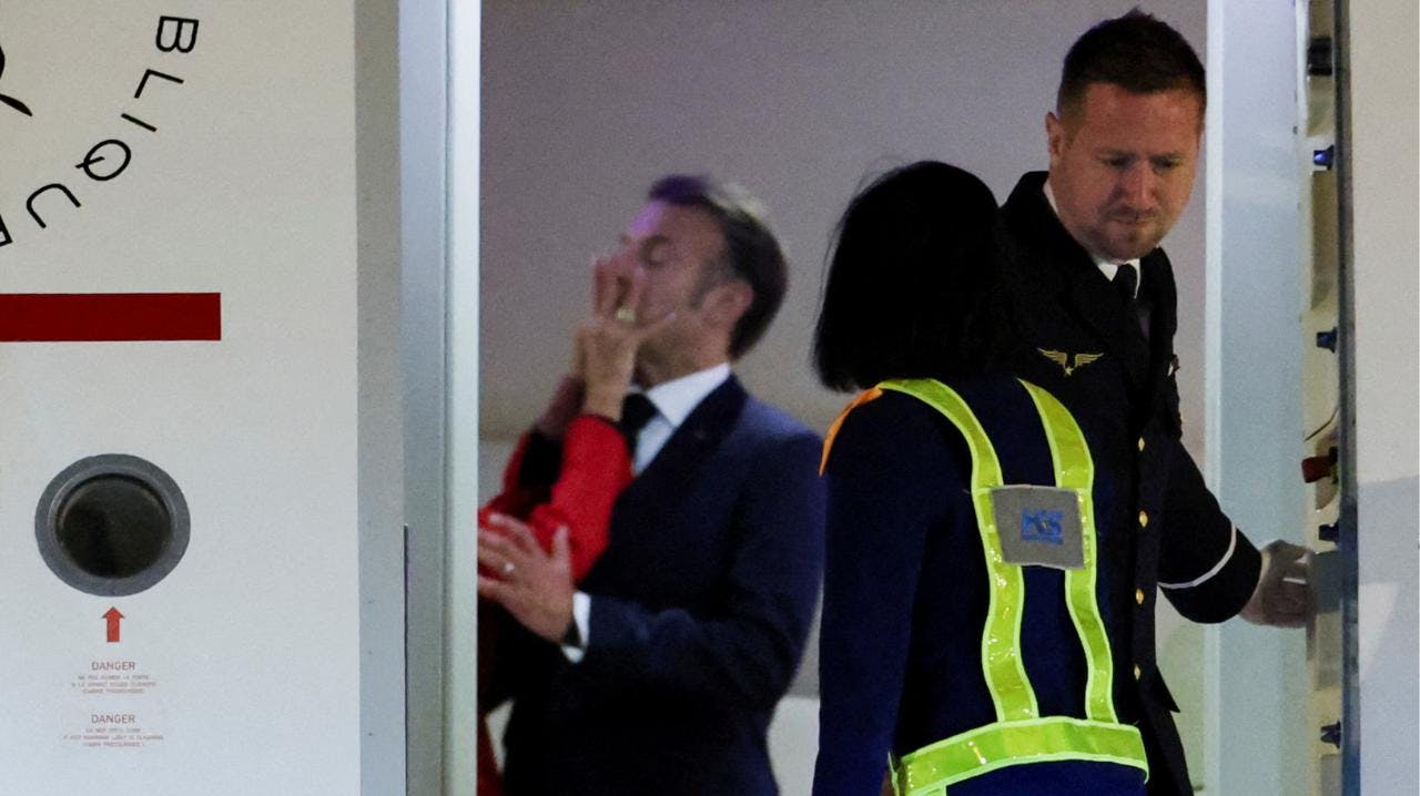 ¿Agresión? La comentada bofetada a Macron por parte de su esposa (y lo que dijo el presidente)