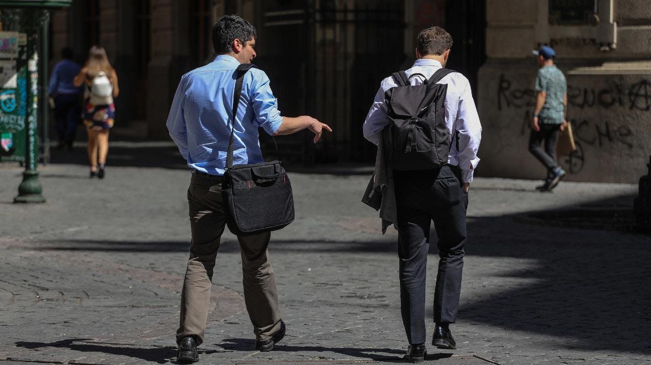 La tasa de desocupación se ubicó en 8,8% durante el trimestre móvil de febrero a abril de 2025