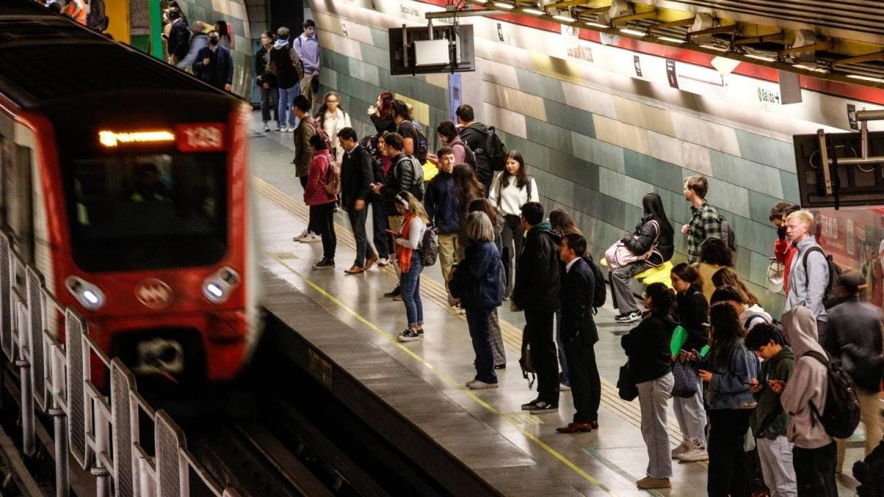 Licencias médicas: Metro desvincula a 23 trabajadores (sin derecho a indemnización) mientras evalúa 76 casos más