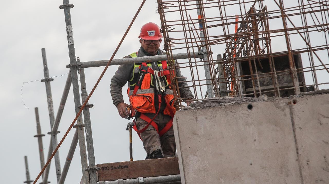 La actividad económica supera las expectativas y crece 2,5% en abril