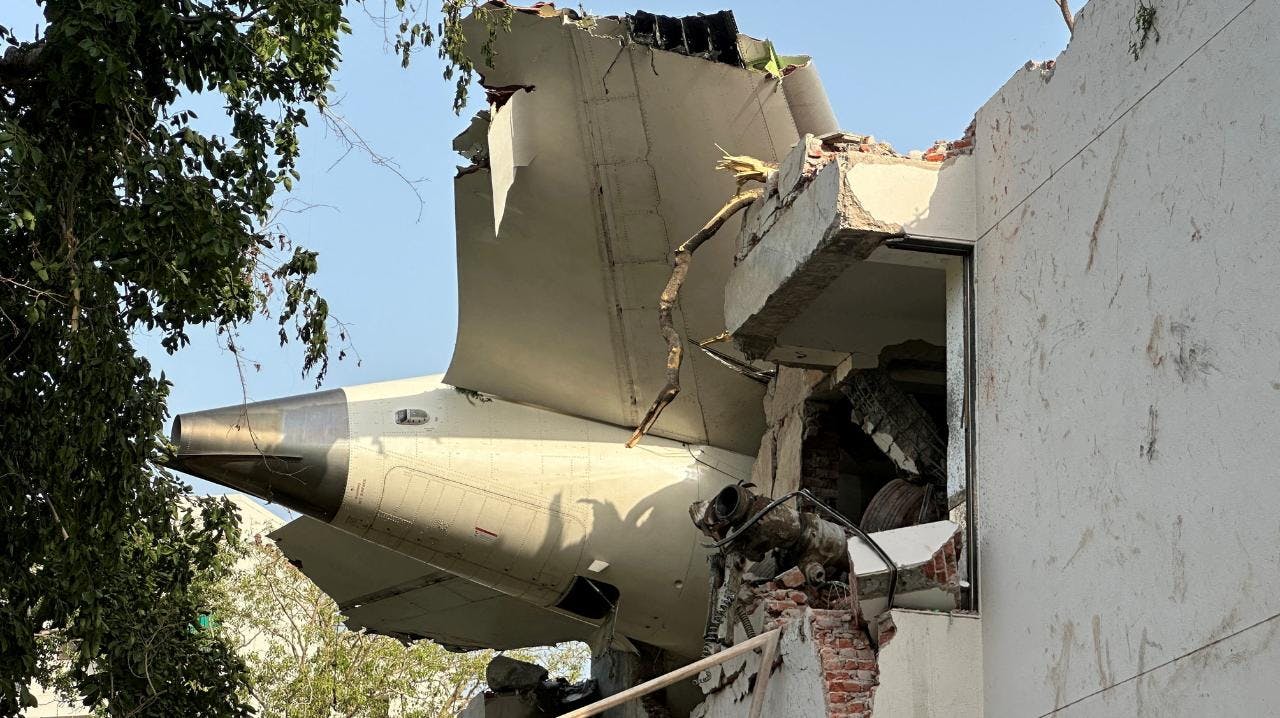 Avión de Air India con destino a Londres se estrelló en Ahmedabad, con 242 personas a bordo