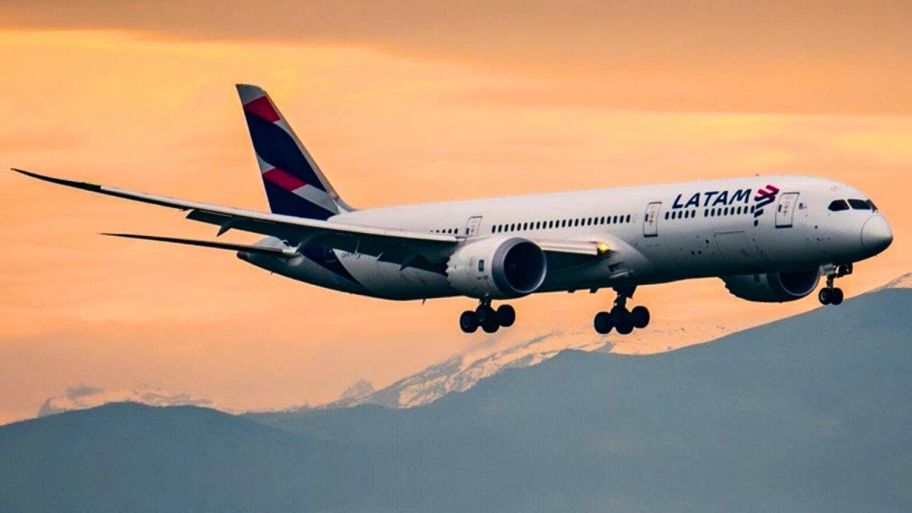 Más combustible, más millas: Latam Pass y Aramco pactan nuevo beneficio para socios