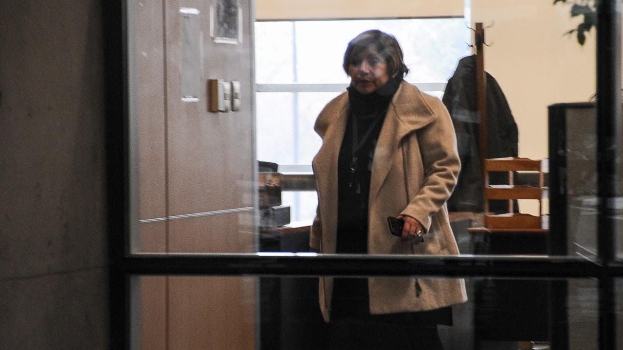 Interpol emite orden de captura internacional: PDI toma declaración a jueza Irene Rodríguez tras liberación de sicario