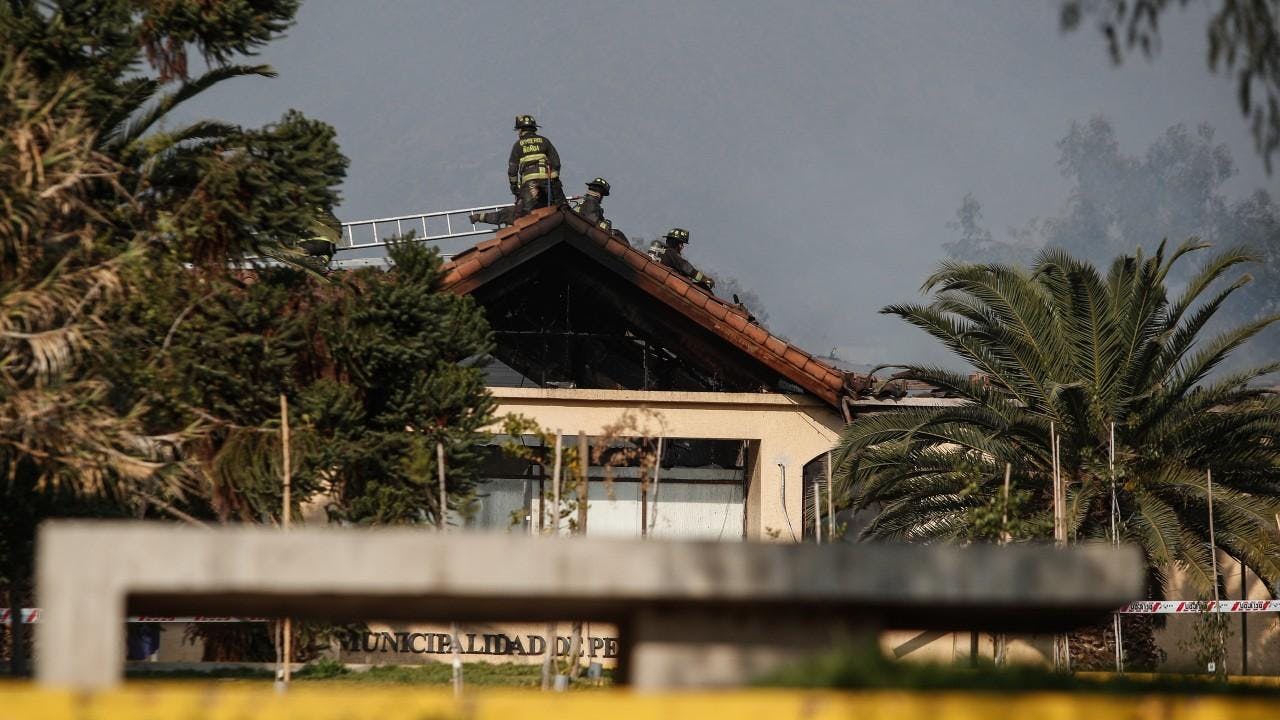 Incendio afecta edificio municipal en Peñalolén: alcalde Concha confirma pérdida total en un 25% de la infraestructura
