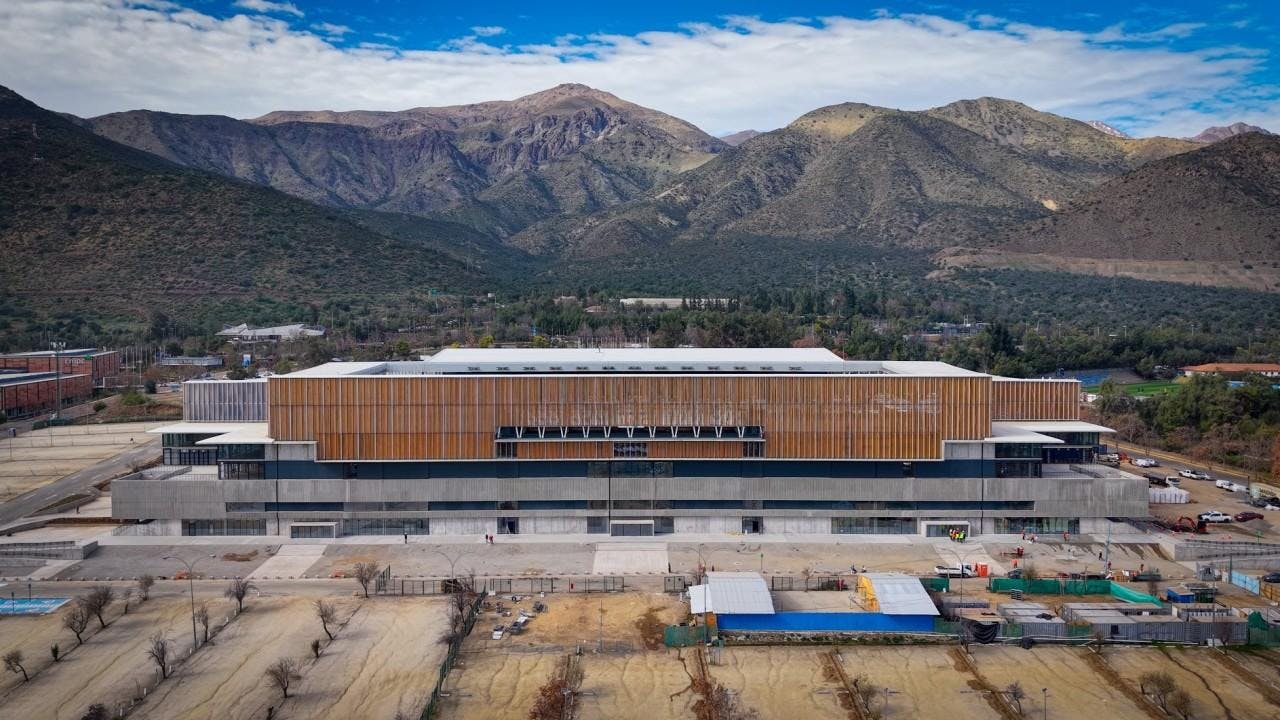 Universidad Católica recibe autorización de la Delegación Presidencial para albergar partidos de fútbol
