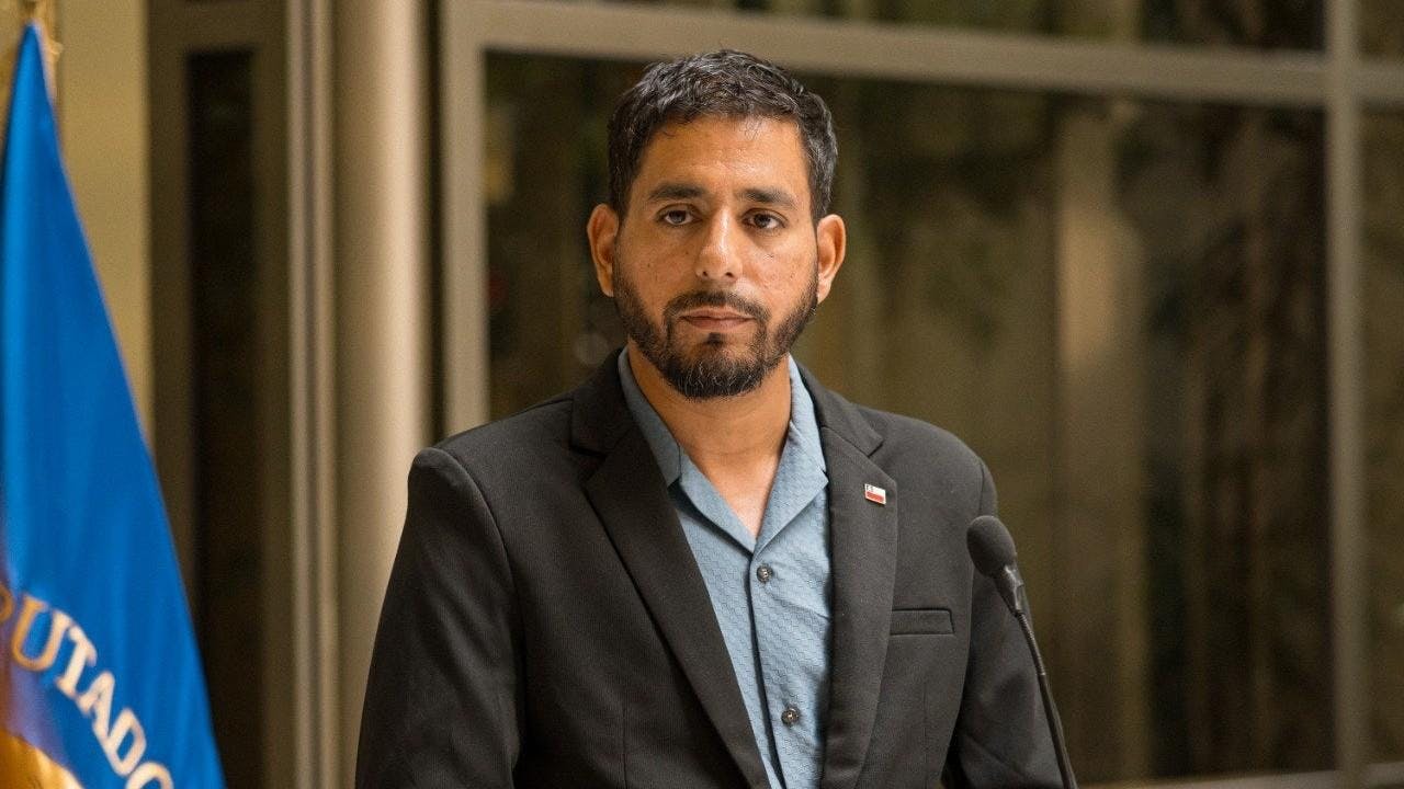 Diputado Brito (FA) por insistencia de mantenerse en la disputa senatorial por Valparaíso: “No es una contradicción, ni tampoco es una arrancada de tarros”