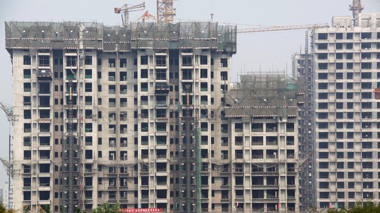 El gobierno de China evalúa movilizar a empresas estatales para la compra de viviendas