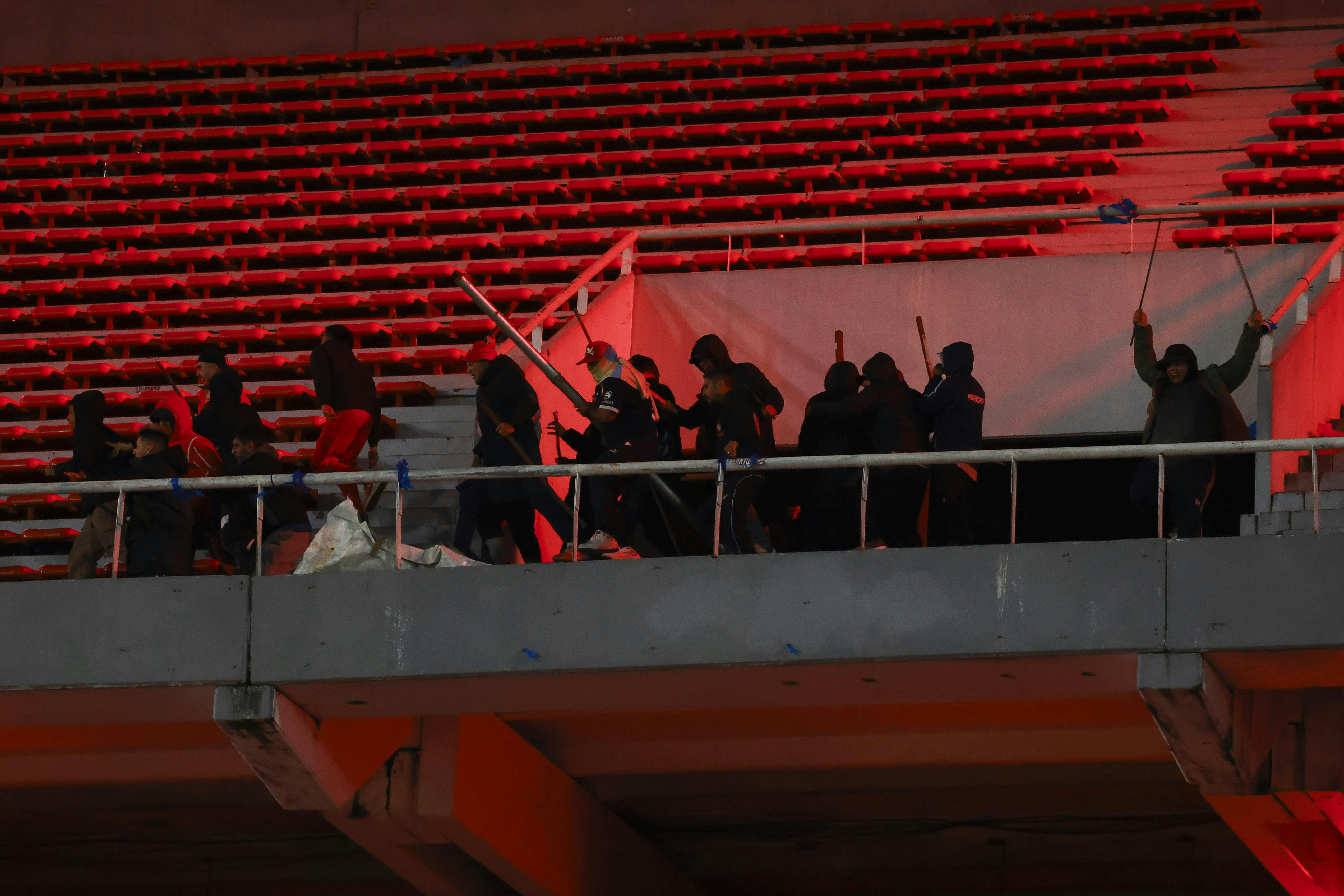 Hinchas chilenos lesionados y detenidos en Argentina: Los graves incidentes entre la "U" e Independiente