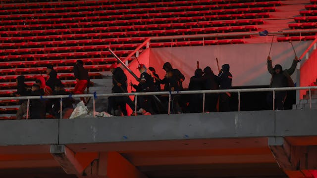 Hinchas chilenos lesionados y detenidos en Argentina: Los graves incidentes entre la "U" e Independiente