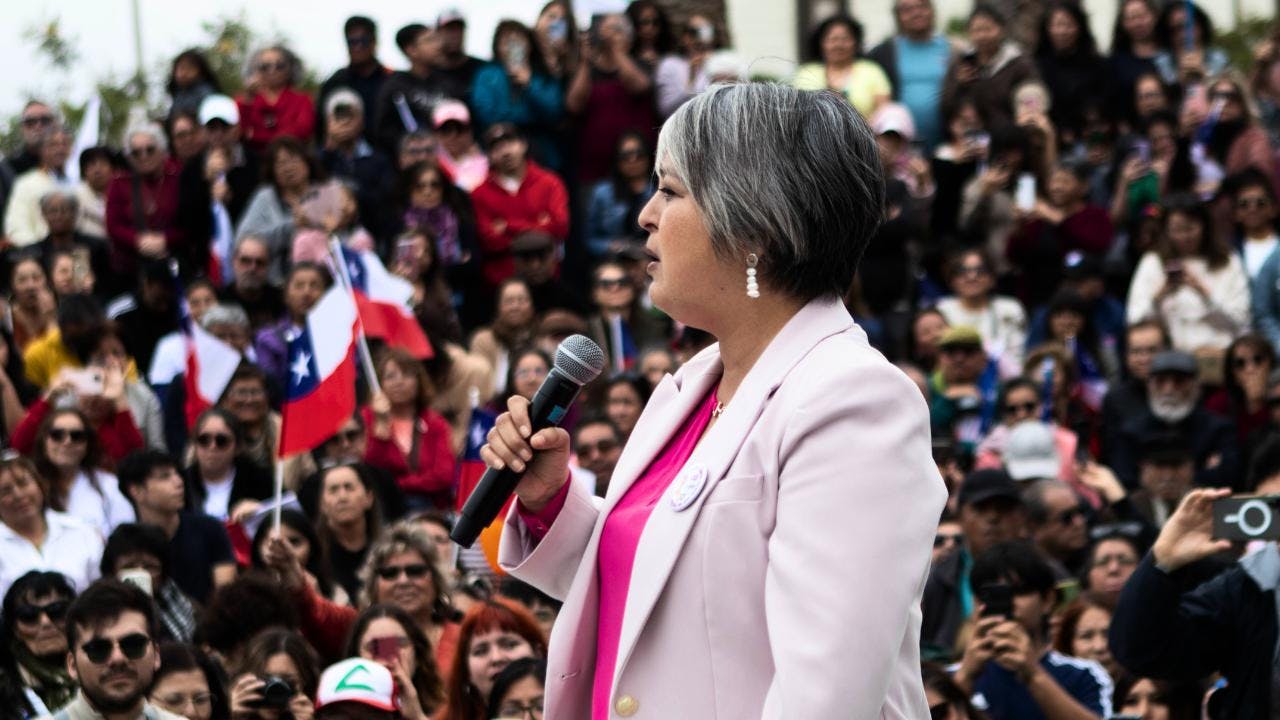 Jeannette Jara enfrenta tensiones en su comando y llama al orden en medio de la disputa interna