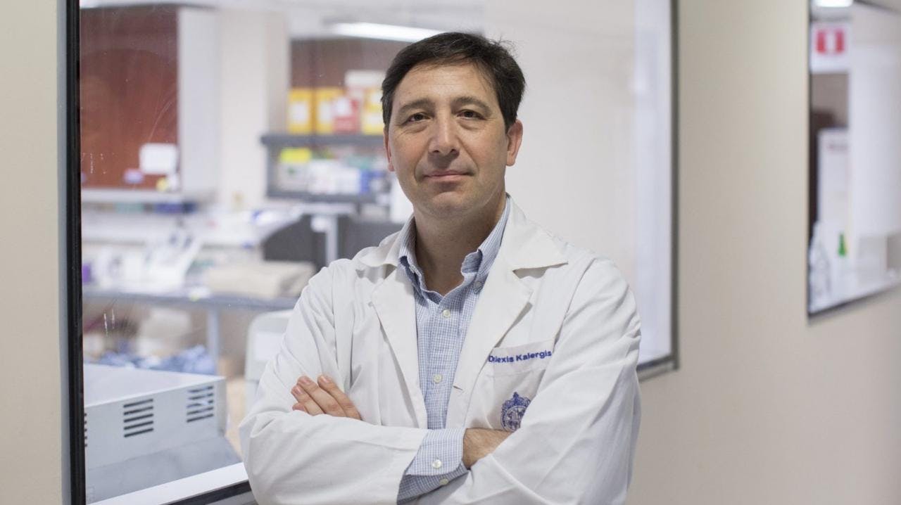 Dr. Alexis Kalergis: “El coronavirus está relegado a la última posición de todos los virus que están circulando hoy en nuestro país, eso es resultado de la vacunación”