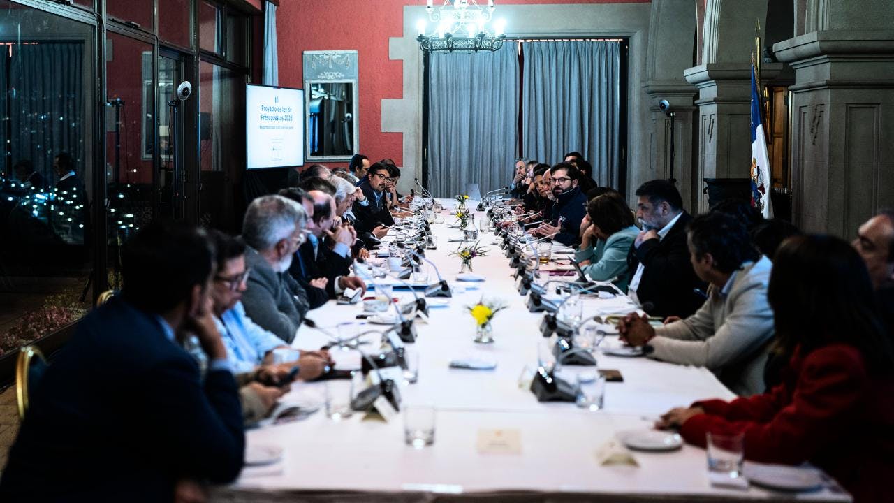 Ejecutivo descarta “glosa republicana” y genera críticas de presidenciables