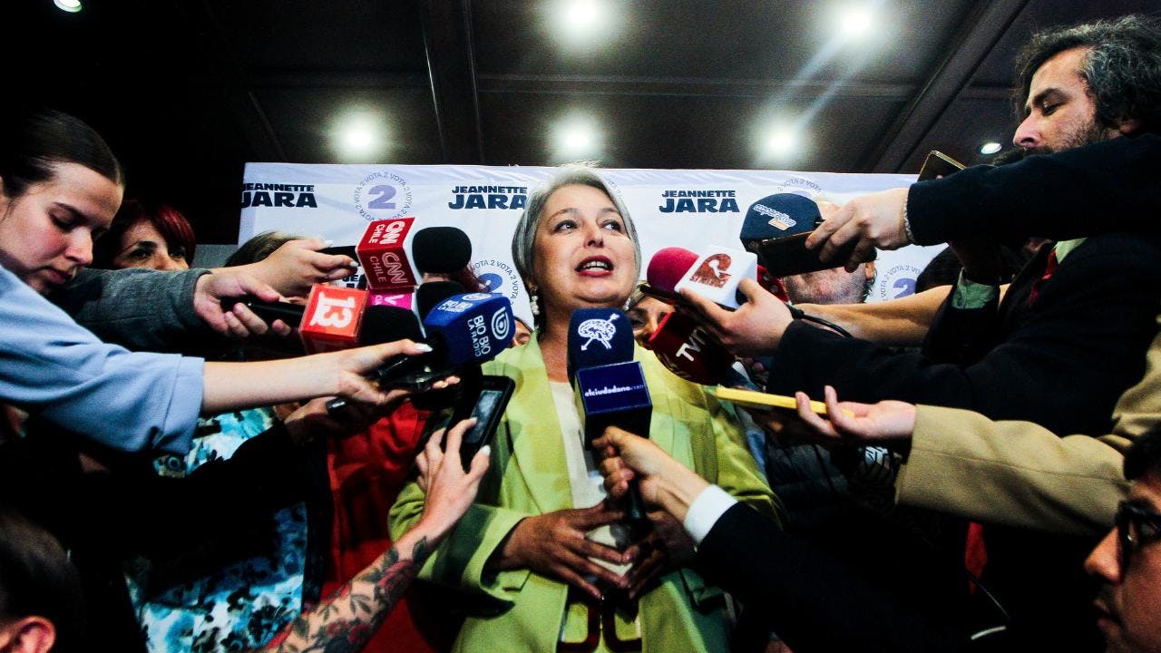 Jeannette Jara se abre a la opción a dejar su militancia en el PC si llega a La Moneda para “evitar controversias”