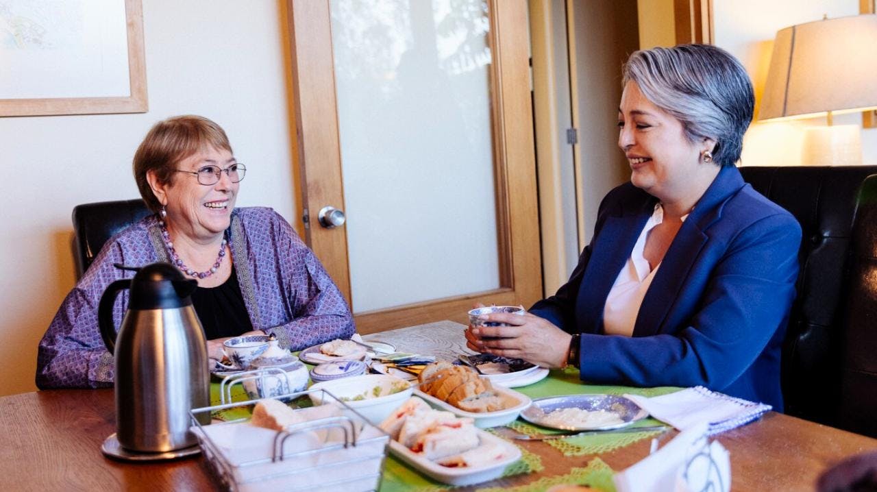 Jeannette Jara se reúne con Bachelet y expresidenta destaca la trayectoria de la exministra