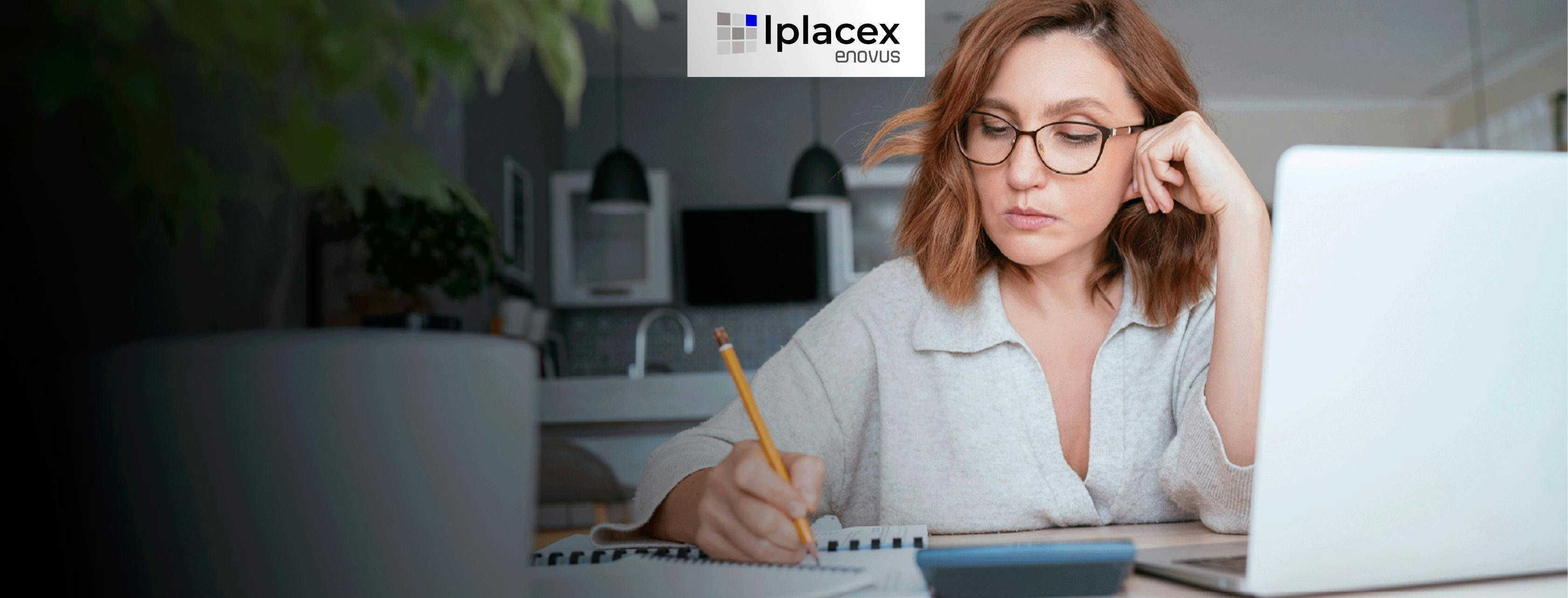 Carreras online al alza: La opción real para madres que estudian y trabajan en Chile